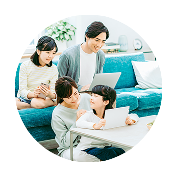 自宅でくつろぐ家族