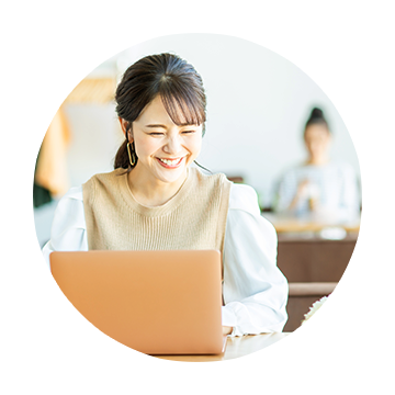 カフェでPCを使う女性