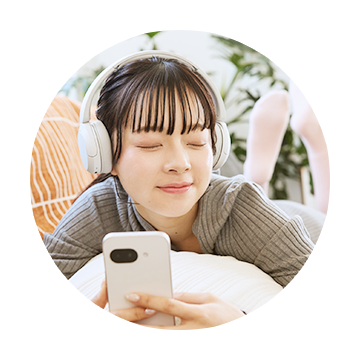ベッドで動画を楽しむ女性